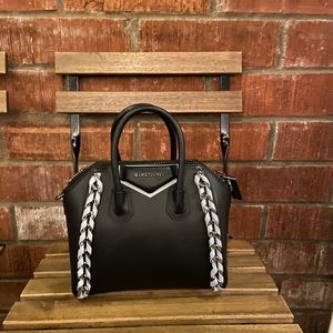 Sexy Givenchy Mini Antigona woven bag!